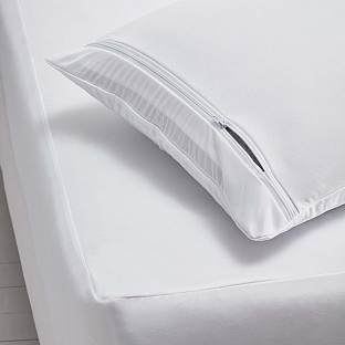 Sleep Safe™ Premium Queen Mattress Protector in White 