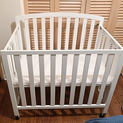 DaVinci Dylan 3-in-1 Convertible Mini Crib. View a larger version of this product image.